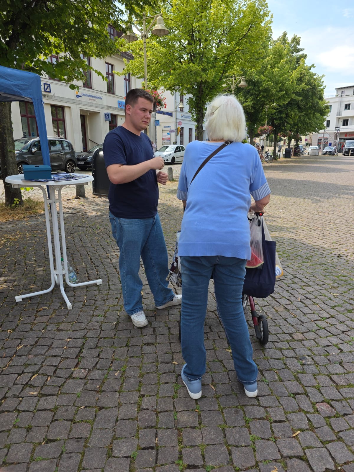 Nico Rödel im Gespräch auf dem Marktplatz